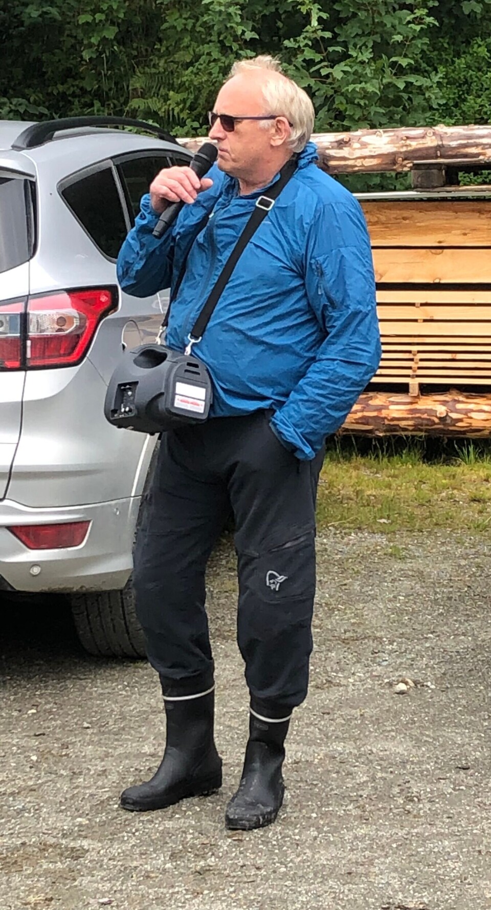 Dagens guide, Magne Løseth. En turkledd mann med tynt grått hår og solbriller, som snakker i en håndholdt mikrofon.