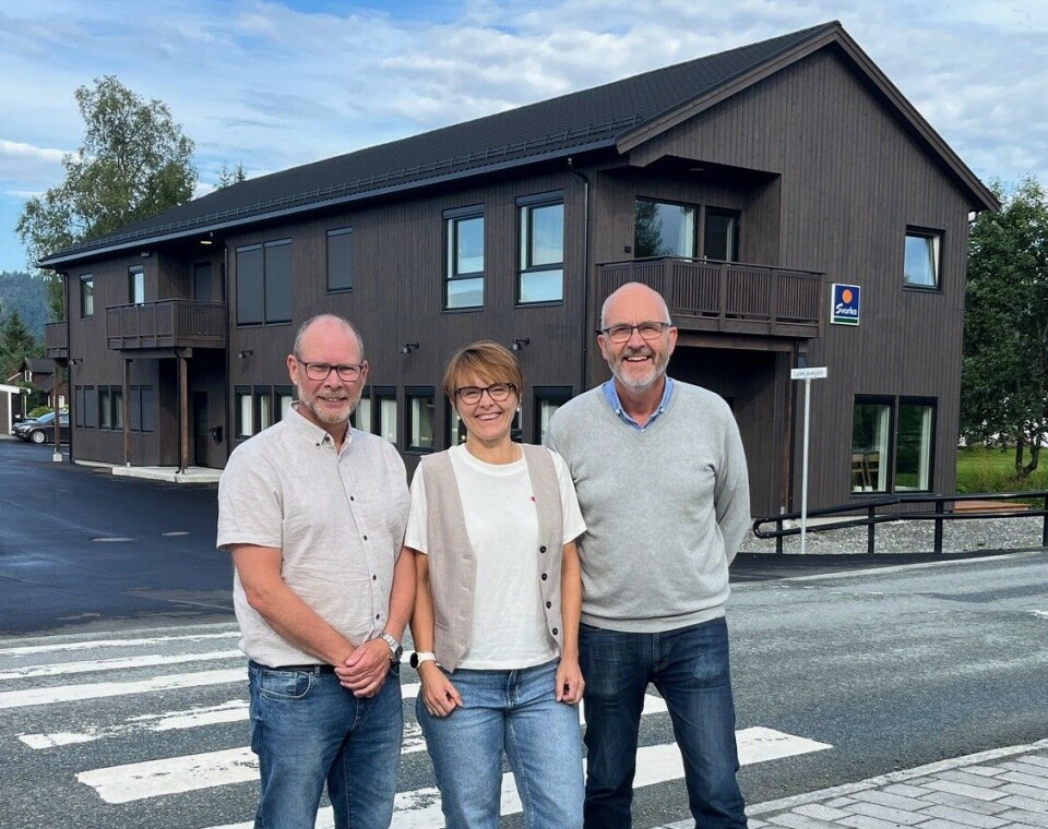 Kommunedirektør Mons Otnes, ordfører Mildrid Kattem Aune og plansjef Sivert Dombu oppfordrer alle som har meninger om innholdet i kommuneplanen, særlig arealdelen, om å sende inn høringssvar før 10. september. To menn og ei dame, smilende, oppstilt for fotografering foran et leilighetsbygg. Sommer og pent vær.
