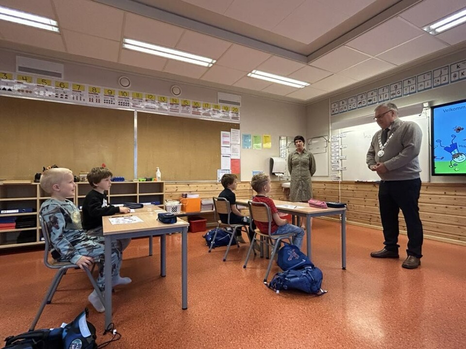 Førsteklassingene og lærer Inger Fjærli fikk besøk av ordfører Hugo Pedersen ved skolestart mandag.