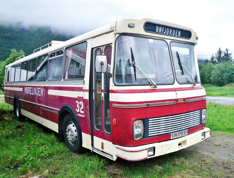 «32-in»: Ein traust representant for transporthistoria vår. Rød og hvit buss med logo Mørelinjen, tallet 32 og Bøfjorden i skiltet på taket foran.