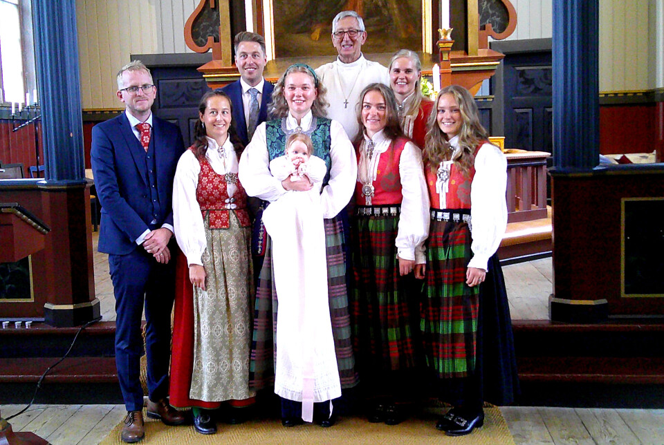 Nydøypte Synne Søyseth Lidahl med prest og følgje. Synne Søyseth Lidahl med prest og følgje i kordøra.