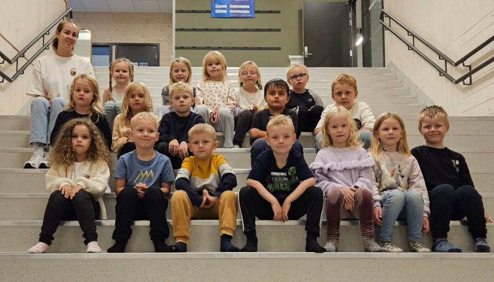 Klasse 1B ved SUBUS sammen med kontaktlærer Ingrid Gjøra
