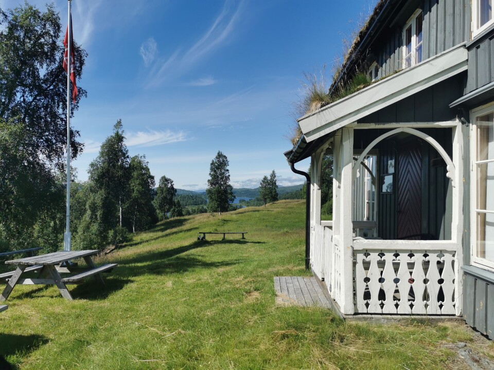 Tunet framfor huset på Vaulen. Et gammelt gårdstun. Sol og sommer.