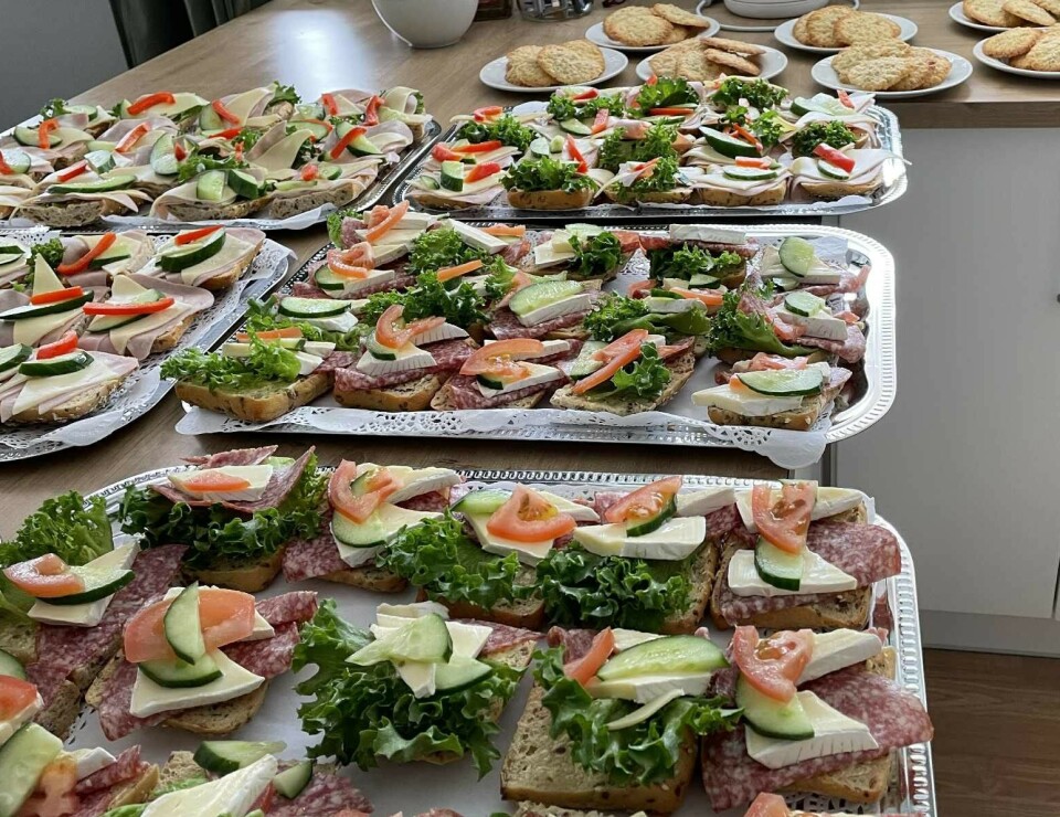 Kjøkenet på sjukeheimen leverte gode smørbrød. Flere brett med smørbrød med kjøttpålegg og grønnsaker.