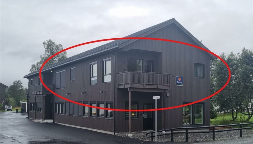 Leiligheter til leie på Hov i Rindal Bildet er av et avlangt mørkt hus, men logo av firmaet Svorka til høyre. Huset har veranda og vinduer.