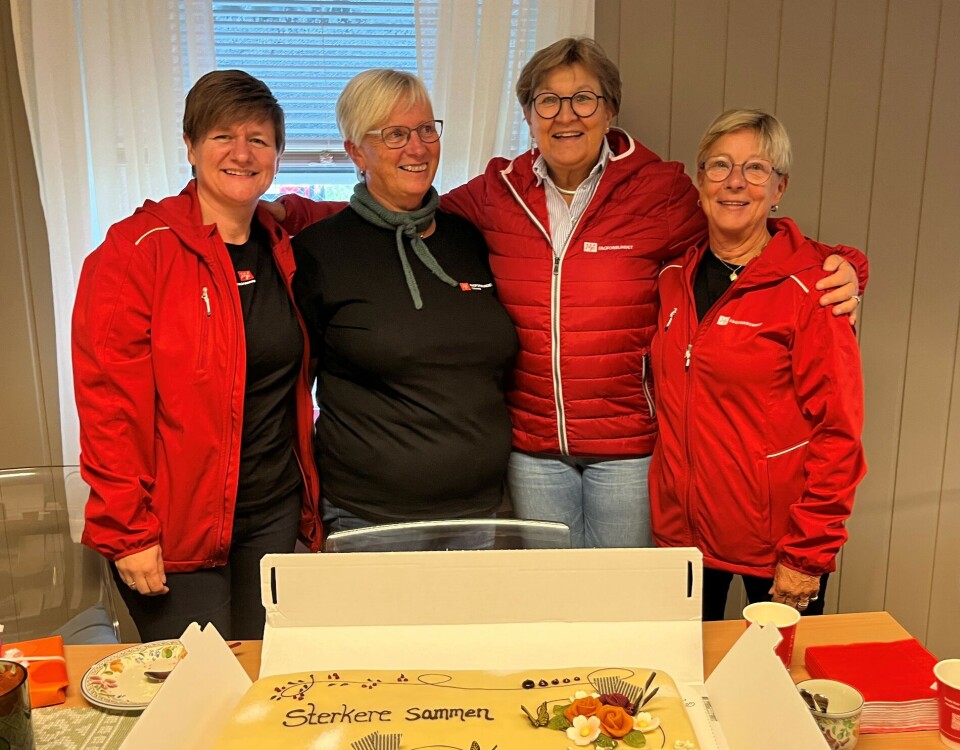 F.v. Helene Harsvik Skeibrok, nestleder i Fagforbundet, Heidi Helgetun, tillitsvalgt i Miditgrenda barnehage, Mette Nord, leder i Fagforbundet, og Eva Jorid Svendsen, leder i Fagforbundet Surnadal. Fire damer med armene rundt hverandre, foran et bord mei ei stor bløtkake.