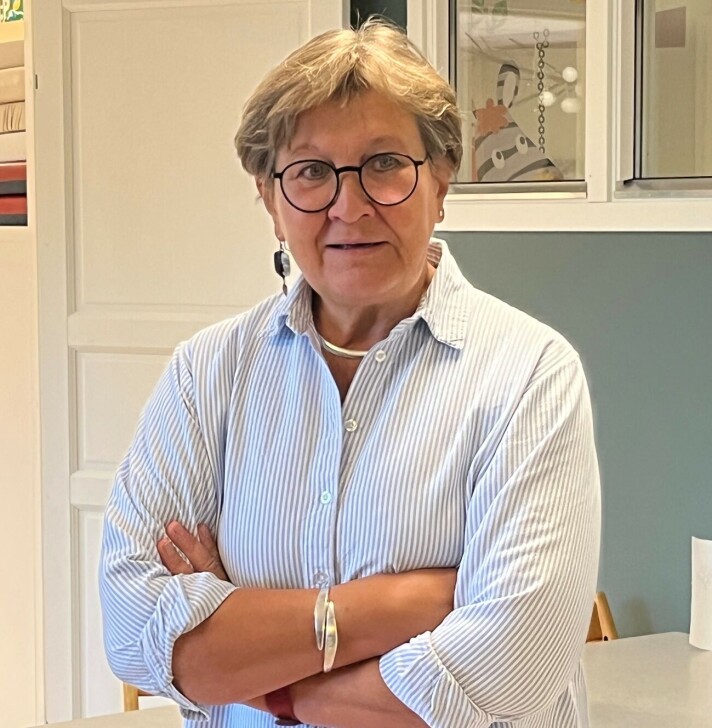 Mette Nord. Ei voksen dame med kort hår og briller. Innendørs.