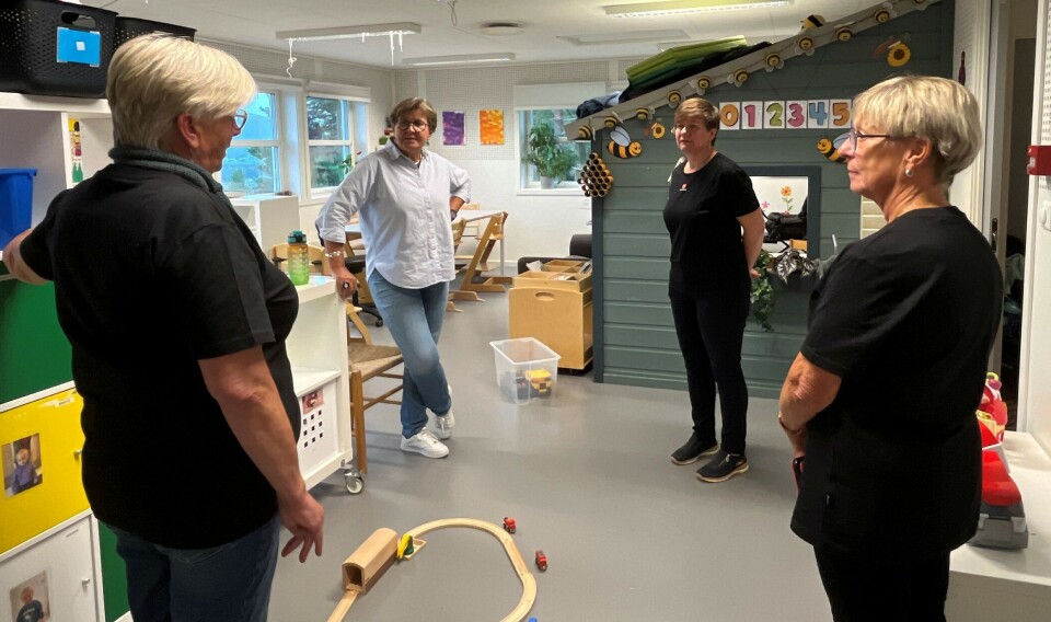 Heidi Helgetun har jobbet i Midtigrenda barnehage siden oppstarten, og har vært tillitsvalgt i mange år. Her viser hun Mette Nord, Helene Harsvik Skeibrok og Eva Jorid Svendsen rundt i barnehagen, Fire voksne damer som står og prater sammen inne i et barnehagelokale.