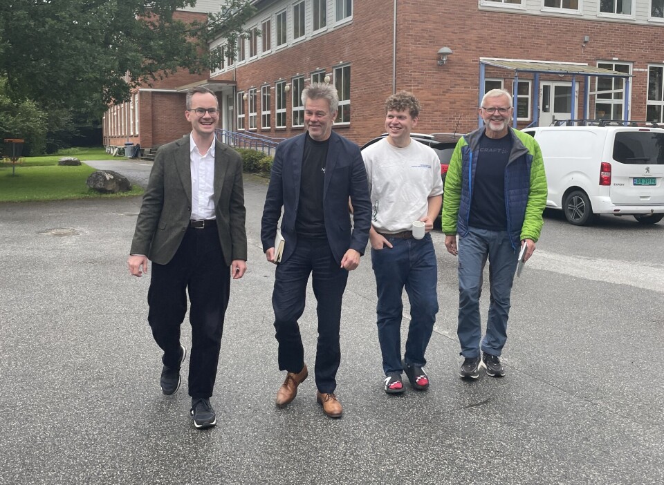 Jonas Nilsen (nestleder MDG) (fv), Kristian Lund Silset (rektor Nordmøre Folkehøgskule), Jostein Sparr (elev Nordmøre Folkehøgskule) og Kjell Johan Larsen (kommunestyrerepresentant MDG) på vei til lunsj etter informasjon og samtaler om folkehøgskolens plass i samfunnet.