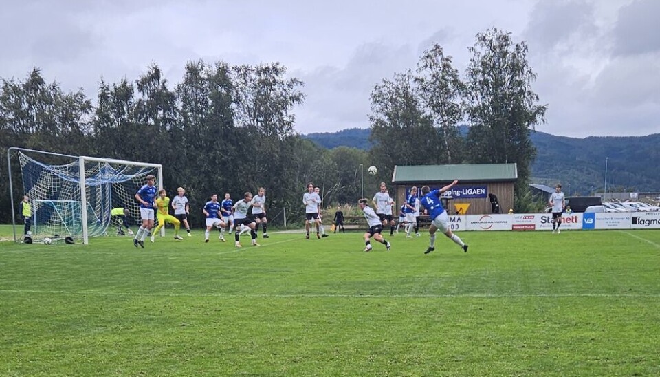 Det ble et målrikt oppgjør på Syltøran som RBK 2 til slutt vant 4-6. Her drar dagens SpareBank1Nordmøre SIL-gutt Tore Bæverfjord til på volley