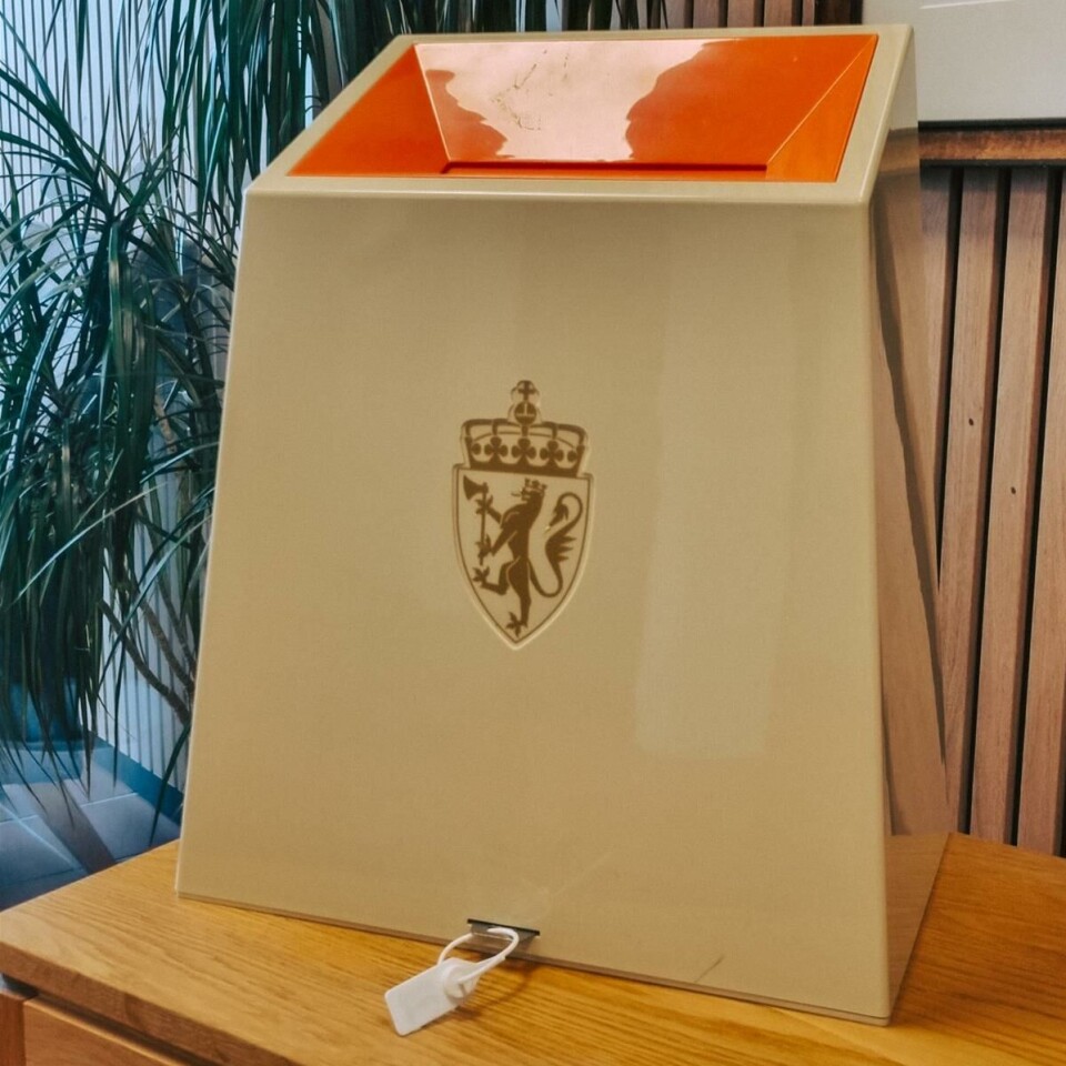Kommunehuset i Rindal har langåpent i forbindelse med stortings- og sametingsvalg 2025 Beige valgurne med oransje topp og hengelås