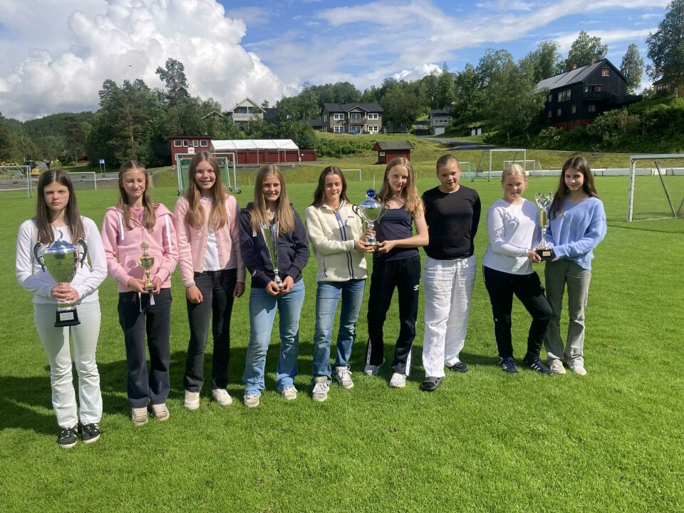 Rindal IL Jenter 13 er klare for kvartfinale i Trøndersk mesterskap. Her et bilde fra når de tok sommerferie, med fem pokaler fra fem cuper. Fra venstre: Leah Aabel Sæther, Ane Stavås, Vilje Lysø, Benedicte Pedersen, Mille Øyen, Elisabeth Rausandhaug, Amanda Sellie - Elshaug, Sofia Okstad Landsem og Nora Snøsen Løset