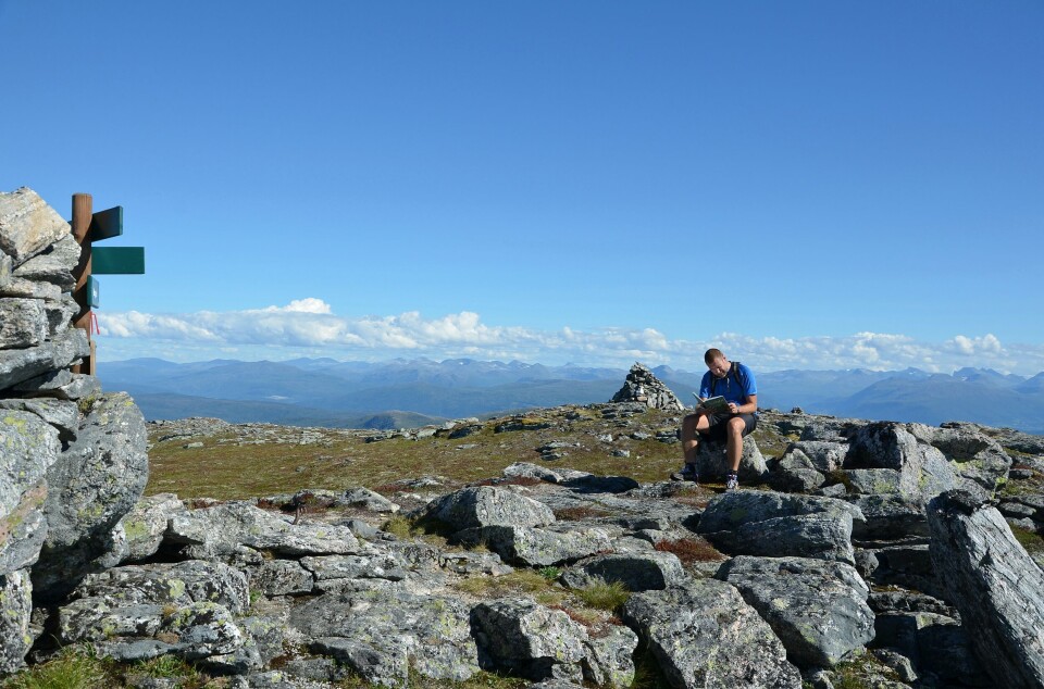 Jon Håvard Hansen på toppen av Blåfjellet – som ikkje heiter «Saksa»! Historielaget tok opp dette som namnesak i 2017 – med slikt vedtak i Statens kartverk: «Rett namn på fjellet og skrivemåte for namnet er Blåfjellet».