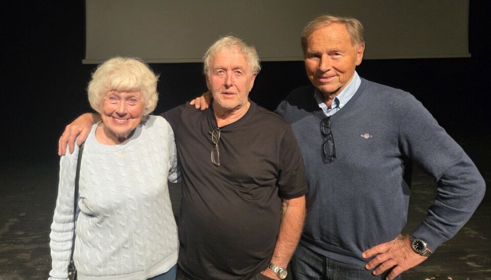 Gullaug Lereim Dybdahl, Øyvind Holte og Inggard Lereim. En dame i hvit genser, mann i midten med sort tskjorte og mann i blå genser og blå skjorte holder rundt skuldrene på hverandre