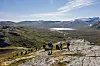 Mennesker på tur ned fra et fjell.
