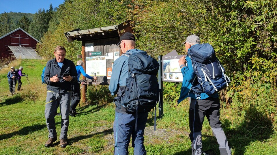 Turen starta ved Vollan gård. Mennesker i turklær.