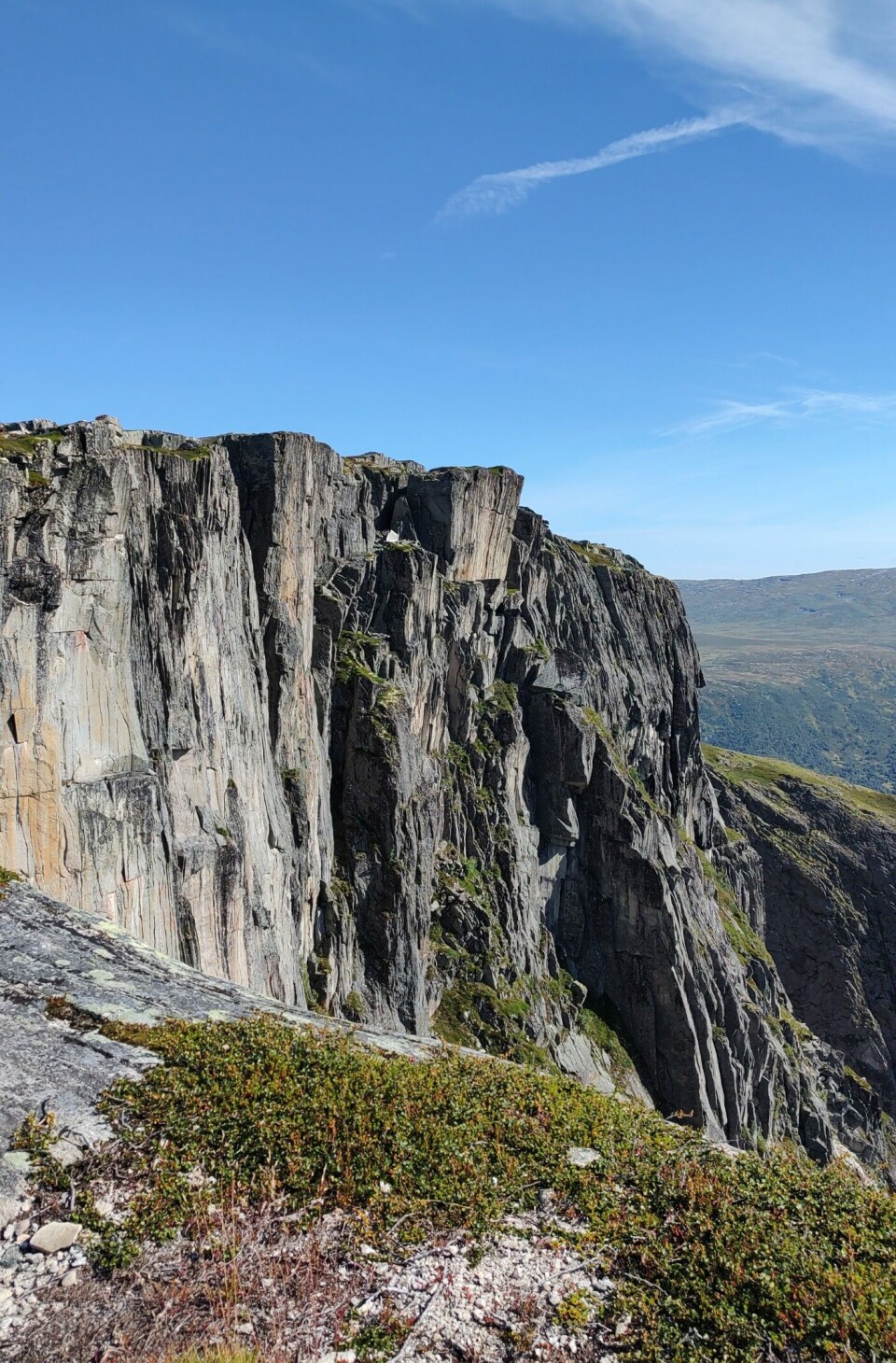 Tirsdagstur til Ekkertinden Eit bratt fjell. Mye berg.