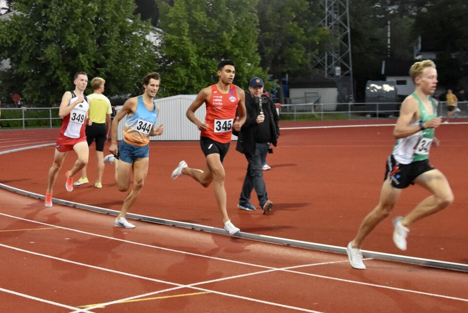 Magnus Øyen oppe i rygg på teten igjen etter 1200 meter.