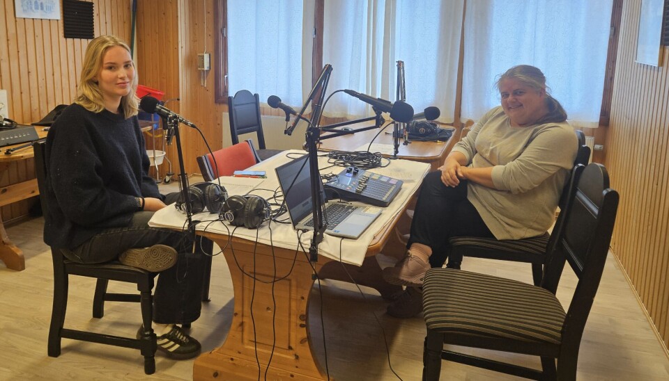 Carina Romundstad, leder i Elevorganisasjonen i Trøndelag sammen med podkastvert Camilla Hyttebakk.