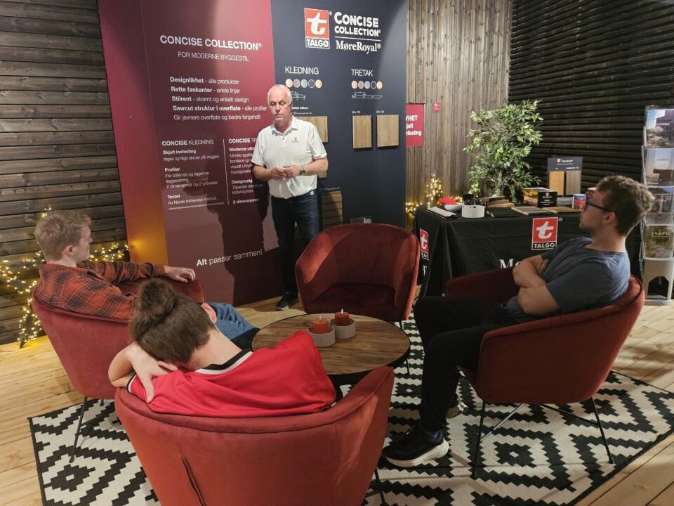 Torsdag inviterte Byggmakker elever fra den videregående skolen til Proffmesse i Gammelfabrikken til Talgø i Todalen. Her fra standen til Talgø.