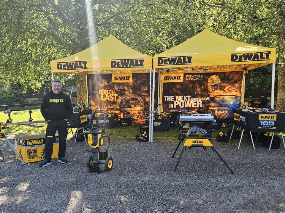 ...og det samme hadde Tom Lien fra DeWAlt. Mann foran gule telt med mye verktøy