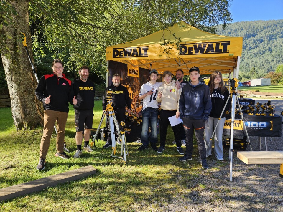 DeWalt stilte med mye verktøy på sin stand, noe elevene fra Sunndal videregående var godt fornøyde med.