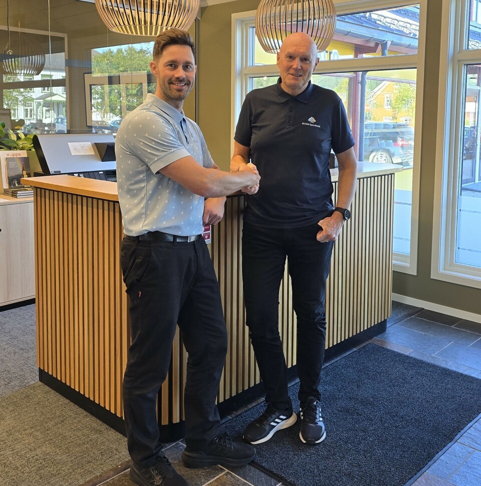 Styreleder i Rindal Næringsforum, Stian Kooyman og banskjef i Rindal Sparebank, Magne Bjørnstad.