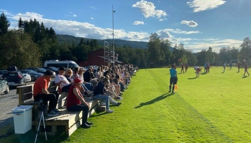Det sto 0-0 til pause. fotballbane med publikum