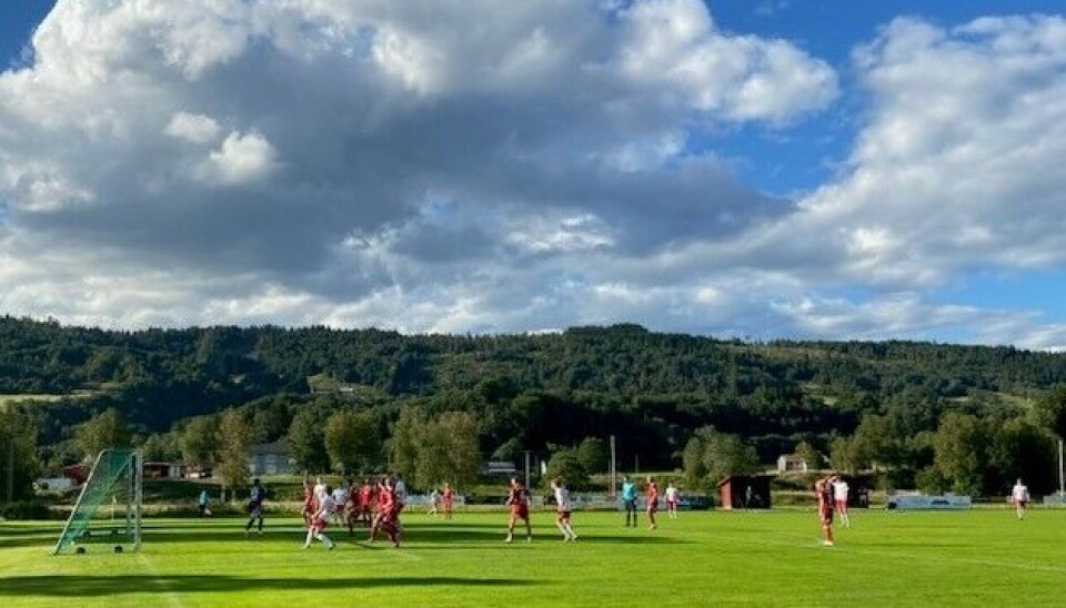 Til slutt vart stillinga 0–1 til bortelaget. fotballkamp i fint vær, blå himmel og skyer