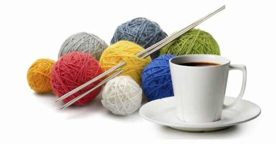 Strikkekaffe på Frivilligsentralen Garnnøster, strikkepinner og en kaffekopp.