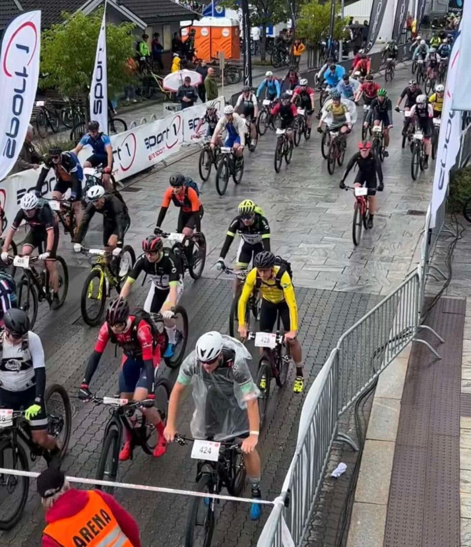 SykkelBirken 2025 Flere syklister i et sykkelløp i ei gate.