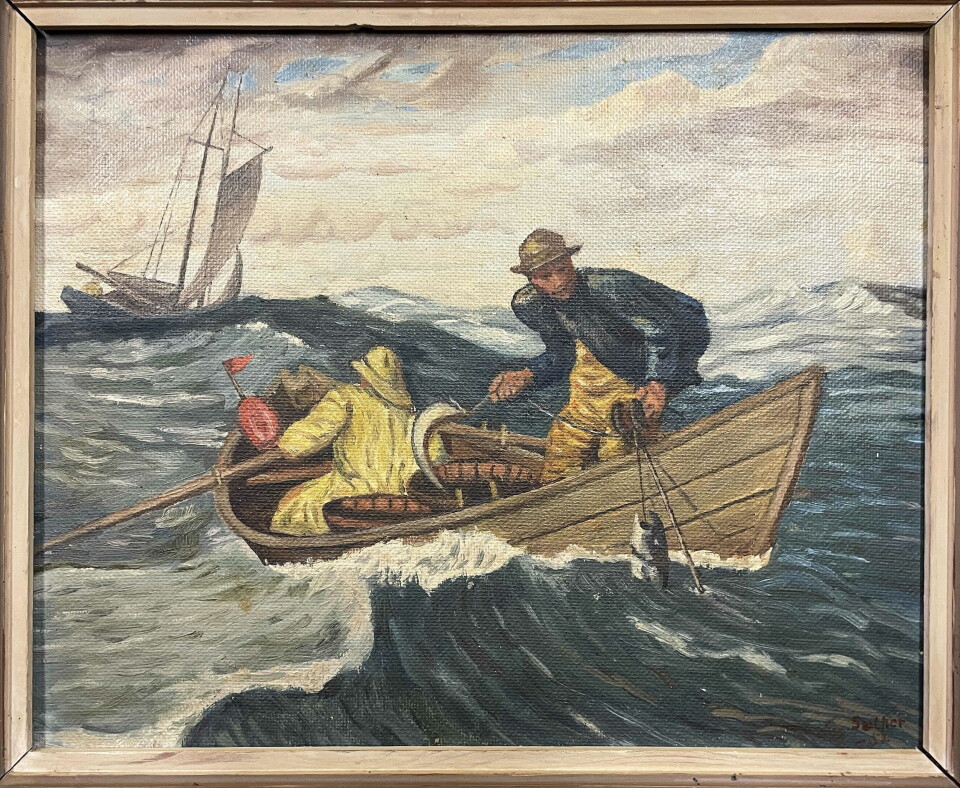Lege Sigurd Sæthers måleri frå Lofot-fisket. På baksida les vi at Sæther-familiens galeas «Nora» mista for-riggen og nær forliste på Vestfjorden, men ein brottsjø kasta riggen ombord att! Tru om det da er «Nora» vi ser i bakgrunnen? Et maleri av to menn i regnklær i en robåt med bølger på sjøen. I bakgrunnen en seilbåt.