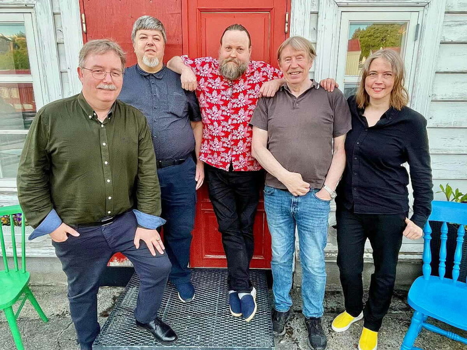 Peder Hønsvik (t.v.) og hans gruppe Hjemmelaget skaper konsertstemning med tango og slagerar.