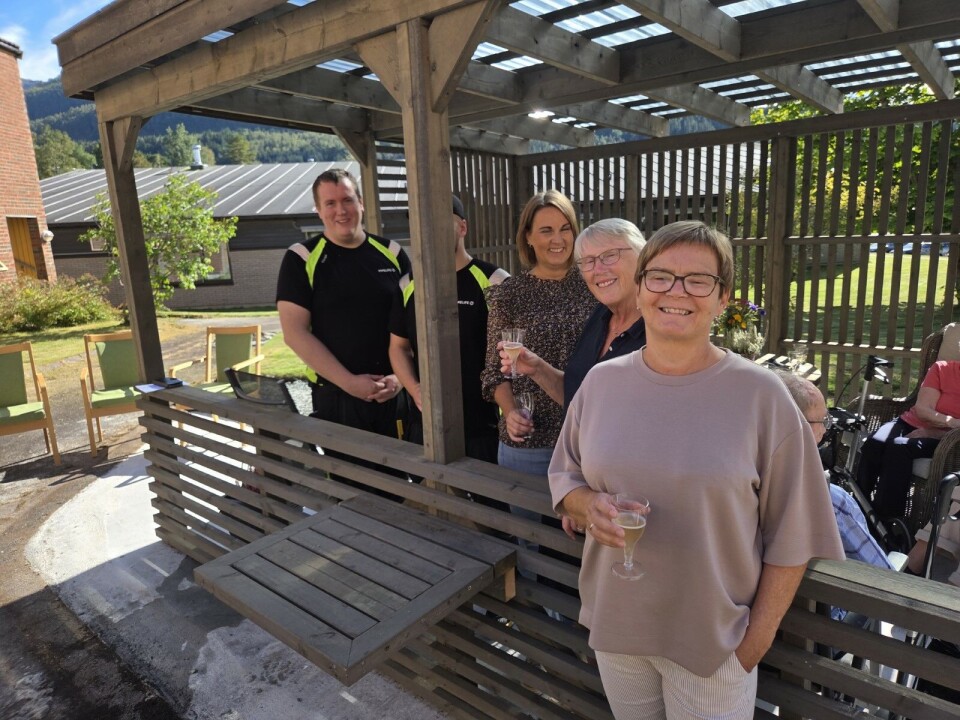 Offisiell opning – F.v. John Christian Sogge, Sivert Magne Honnstad, Rita Svorken, May Britt Hollås og Oddny Hoem. To menn i arbidsklær og tre damer med glass i hendene i og foran et bygg med spiler og stolper