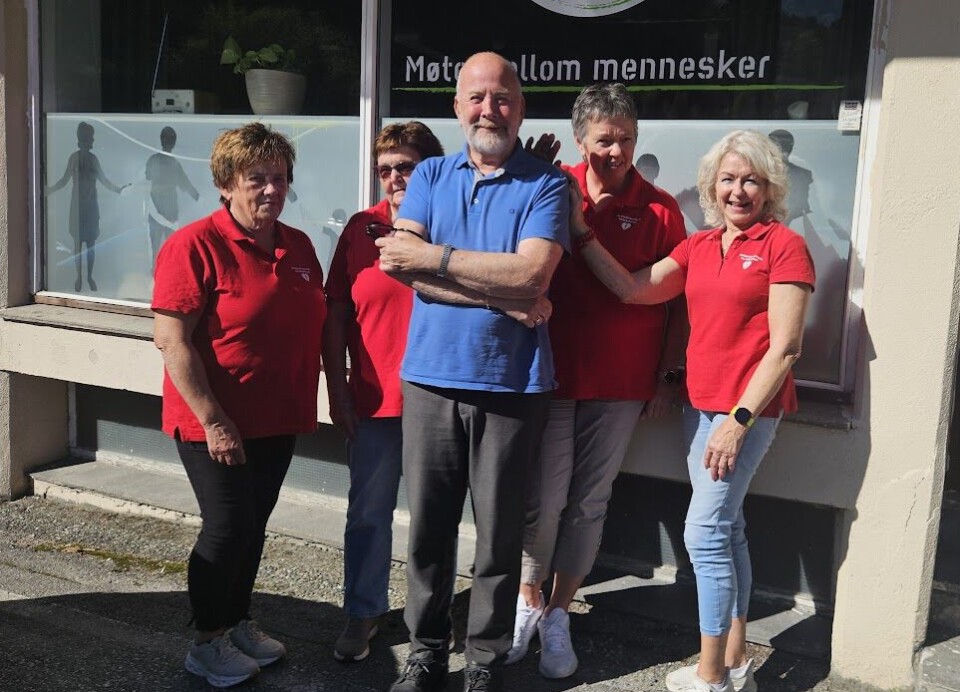 Medlemmer i Surnadal demens og helselag sammen med dirigent for demenskoret Rolf Arne Berg.