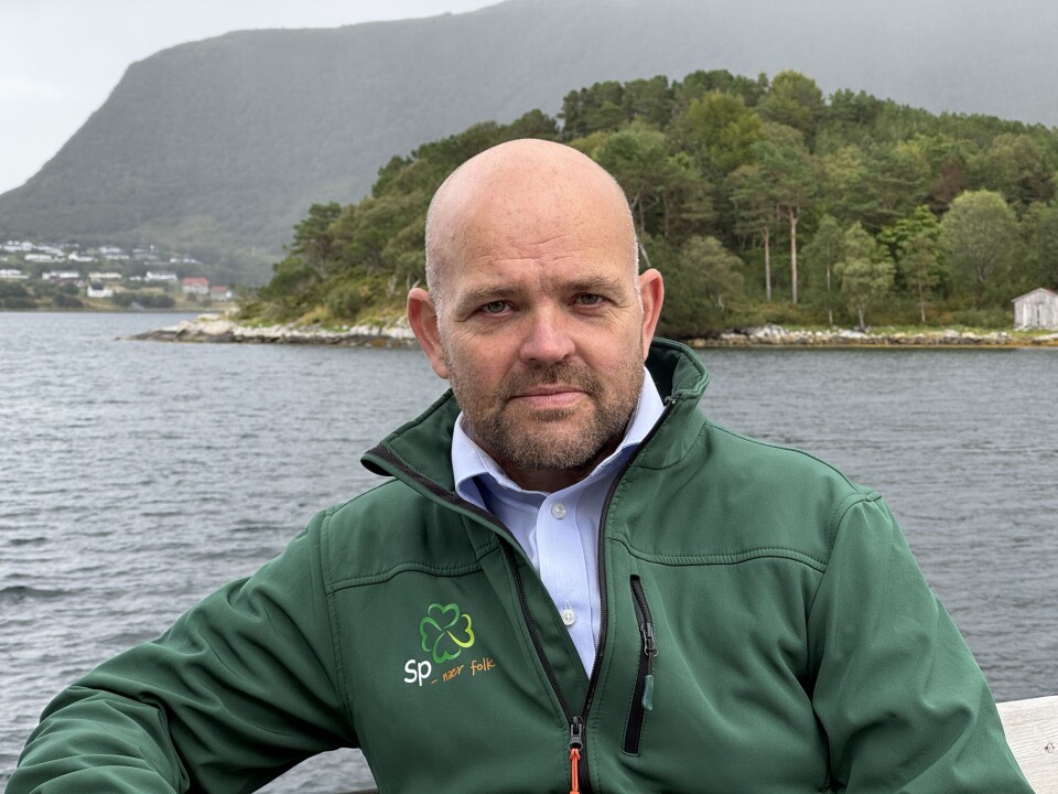 Geir Inge Lien, Stortingsrepresentant for Senterpartiet Mann i grønn Senterpartijakke sitter ved fjorden med grønn skog og fjell i bakgrunnen.