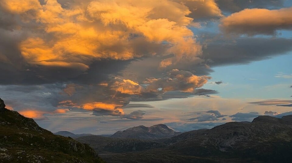 Middag på #honnstadknyken samtidig som det var solstorm, gjorde at vi fikk en helt magisk kveld 🧡
Takk for turen @ingerfjaerli og @vigdis.rodal Bilde av fjell i solnedgang. Gråe og pransje skyer over fjellene
