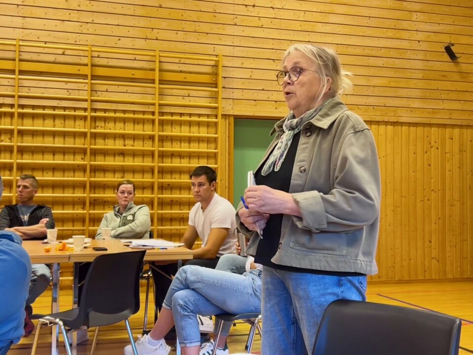 Tove Mogstad sier hun har hørt argumentasjonen før, og støtter foreldrene som nok en gang må kjempe for nærskolen sin. Eldre dame som holder innlegg.