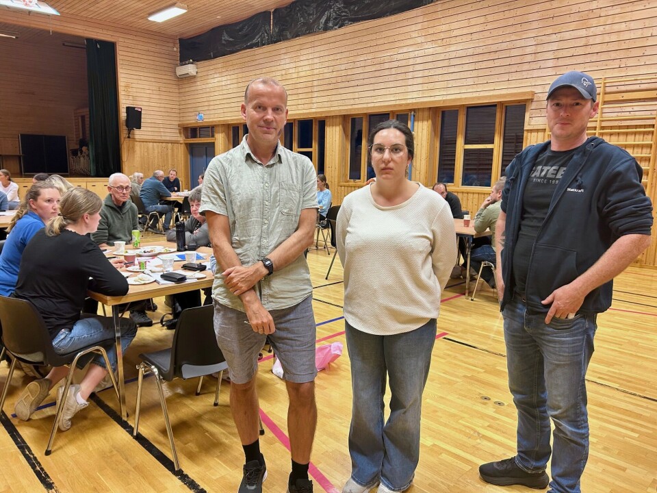 Leder i ØSIL Jo Bjørnar Fiske, Liv Jenny Henden Bredensen leder i FAU og Ole Buvarp for Mo grendalag inviterte til allmøte om skolesaken. To menn og en kvinne foran bord i gymsalen hvor det diskuteres.