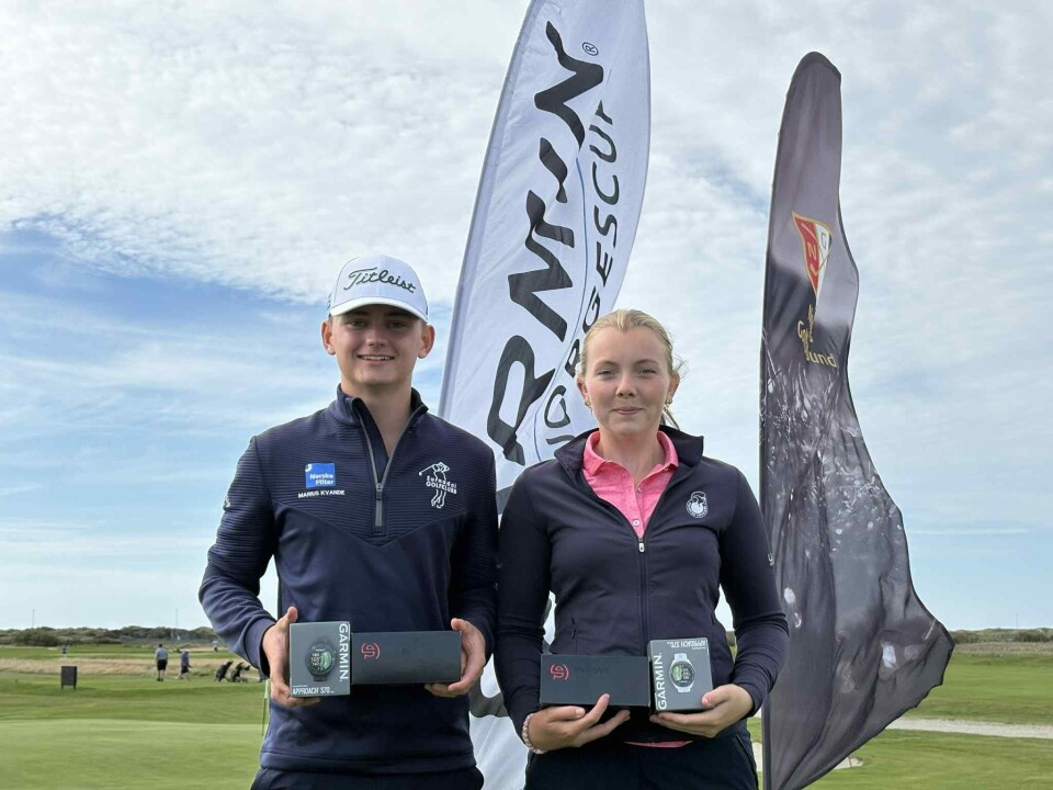 Ella Ingebretsen, Stavanger golfklubb, og Marius Kvande, Surnadal golfklubb, ble vinnere av årets siste Garmin Norgescup på Solastranden. En ung mann og ei ung dame med hvert sitt trofe i hendene, utendørs. Bak dem en golfbane.