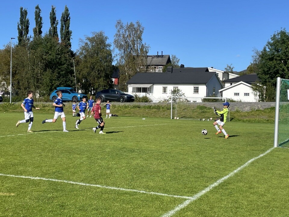 Rindalscup i strålende vær Fotballkamp, blå mot rød. Keeper for de røde har gul drakt, og redder skudd fra motstanderlaget.