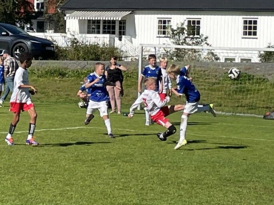 Rindalscup i strålende vær Hvit mot Blå i duell om å få ballen i mål.