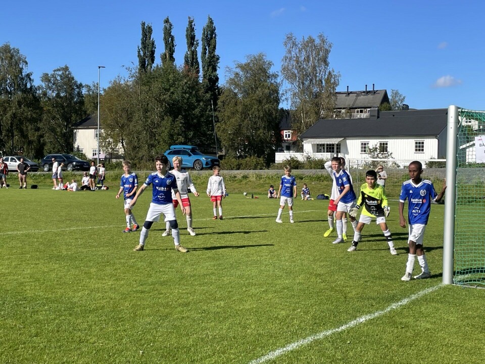 Rindalscup i strålende vær Her står både blått og hvit lag og venter på et hjørnespark. Alle står klar og er fokusert.