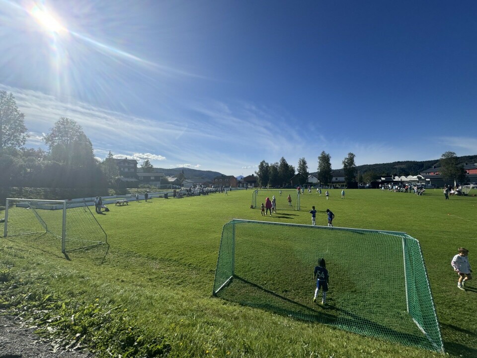 Rindalscup i strålende vær Strålende sol og blå himmel over banen der vi ser jenter 12 år spille kamp. Rindal i hvit og Surnadal i blå.