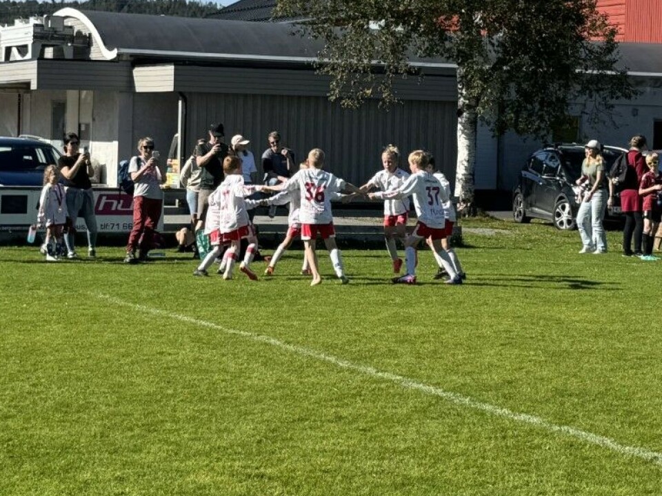 Rindalscup i strålende vær Rindal i hvit vant mot mørk rød. Rindal står å hopper i ring.