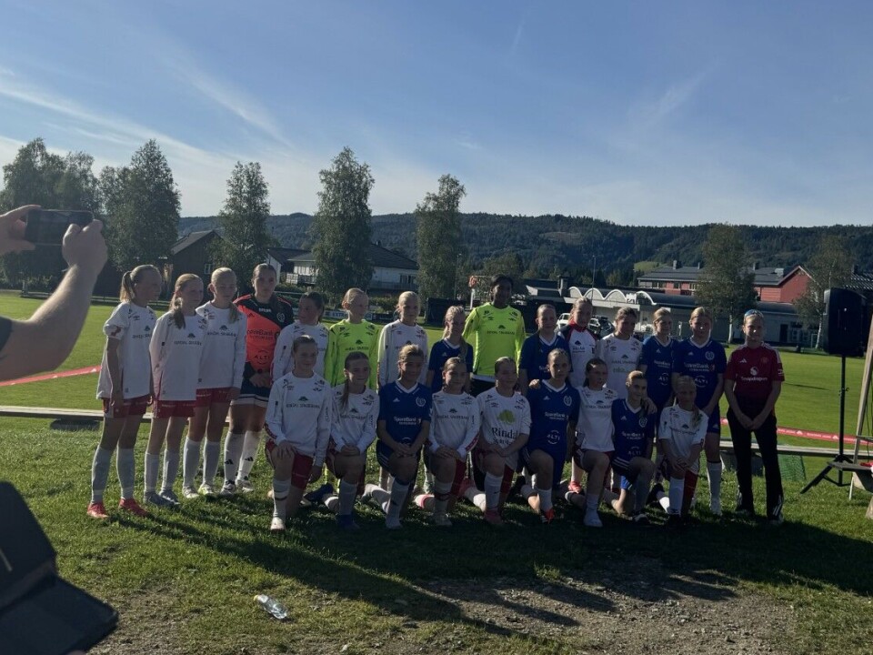 Surnadal IL J12 og Rindal Il J12 spilte treningskamp Rindal i hvit og Surnadal i blå står oppstilt samlet under medaljeutdelingen.