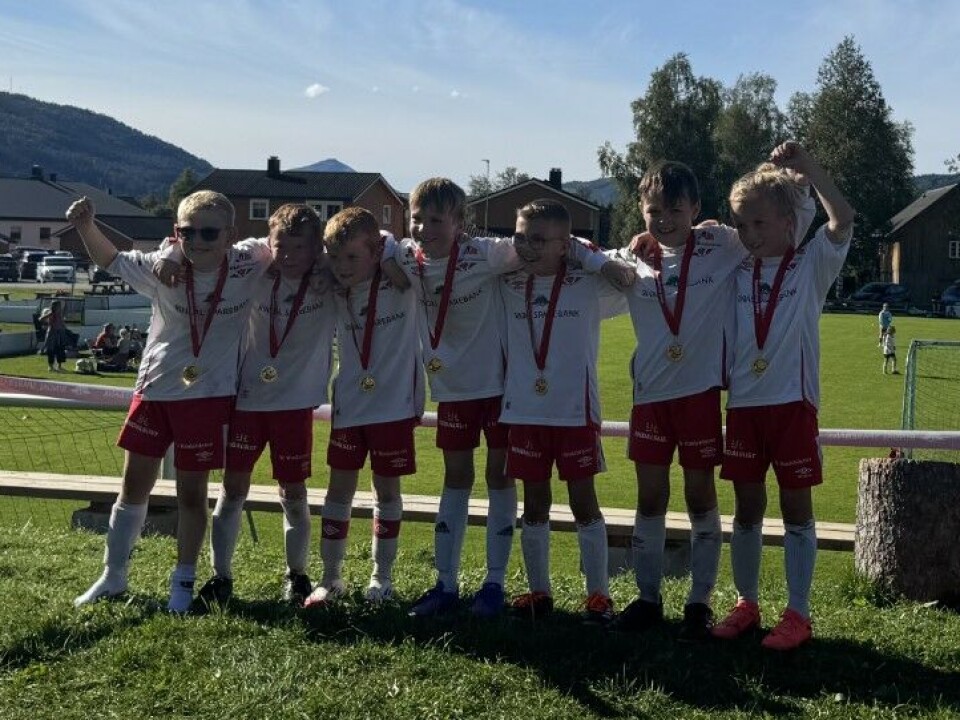 Rindalscup i strålende vær Syv gutter i hvit og rødt som jubler med medalje rundt halsen.