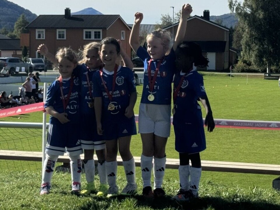 Rindalscup i strålende vær Fem jenter i blå drakter som står oppstilt med medaljer rundt halsen.