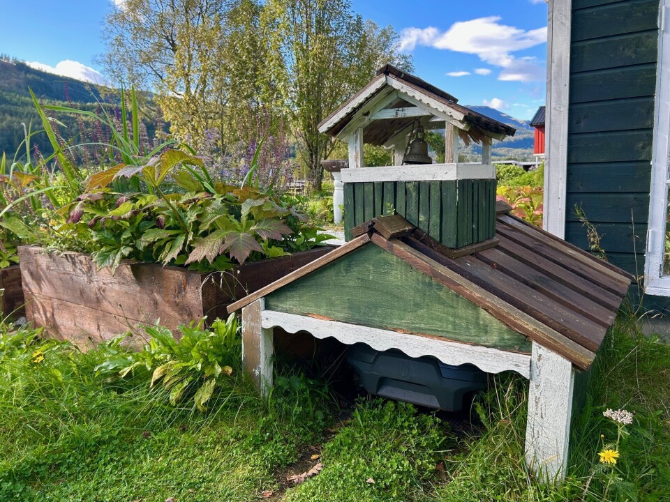 Ekte snekkergleder! Noen med mer fasjonabelt hus til robotklipperen? Robothus med klokketårn og snekkergleder