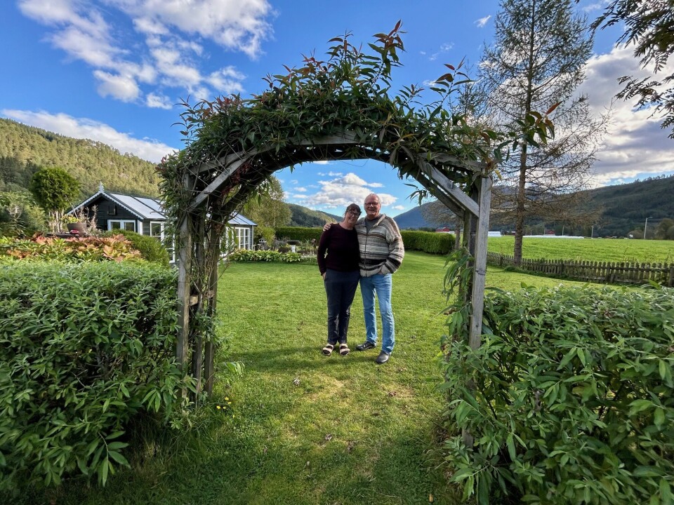 Det viktigste er å kose seg med hagen. - Man må stoppe før man går lei, råder Ola. Par som holder rundt hverandre i en portal i hekken.